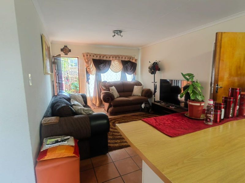 Townhouse To Rent in Weltevreden Park - Photo 9