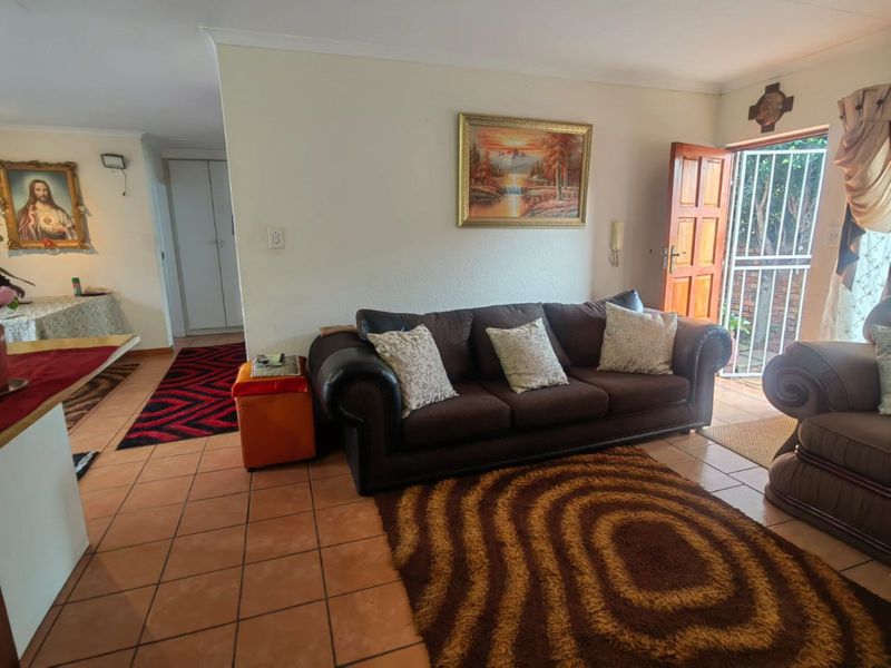 Townhouse To Rent in Weltevreden Park - Photo 8