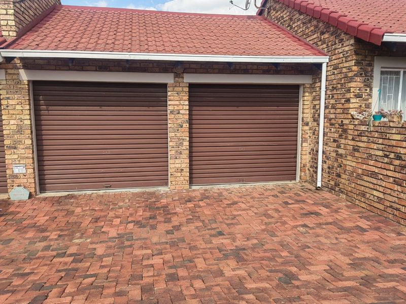 Townhouse To Rent in Weltevreden Park - Photo 2