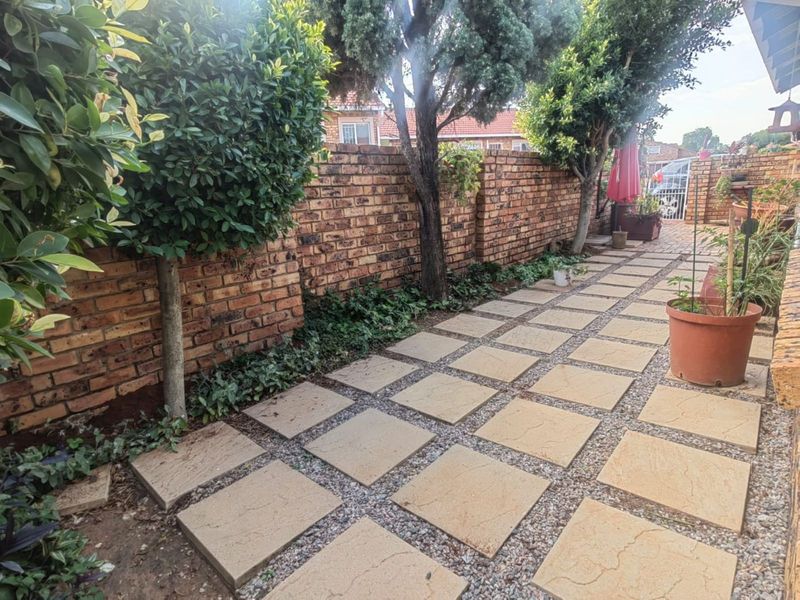 Townhouse To Rent in Weltevreden Park - Photo 4
