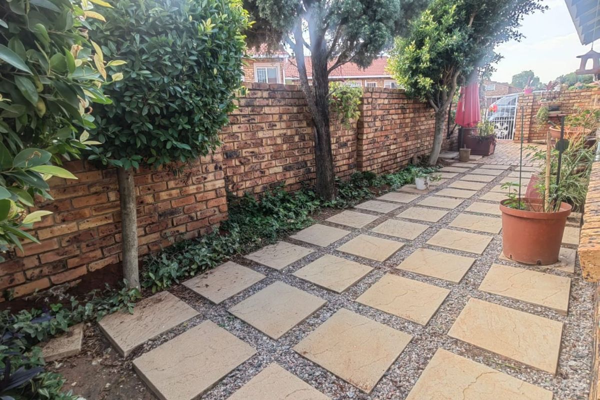 Townhouse To Rent in Weltevreden Park - Photo 4