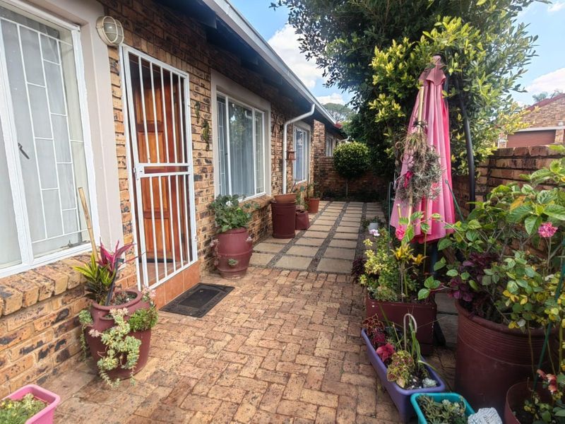 Townhouse To Rent in Weltevreden Park - Photo 6
