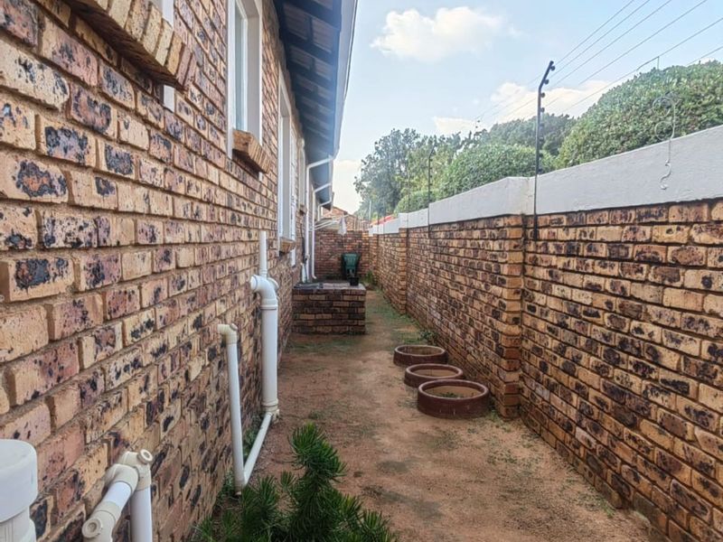 Townhouse To Rent in Weltevreden Park - Photo 5