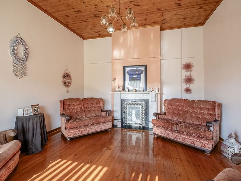 House For Sale in Richmond Hill - Photo 3