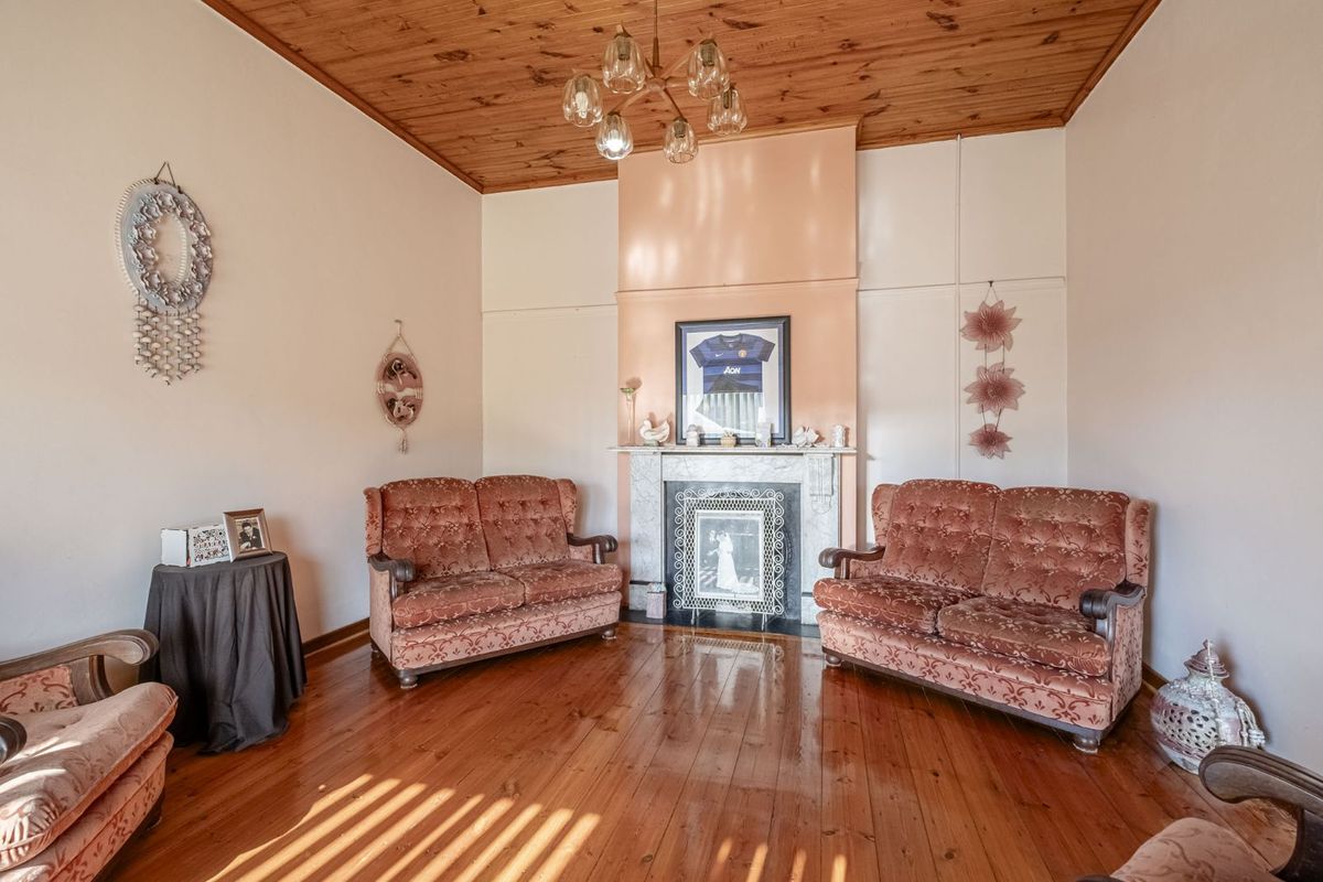House For Sale in Richmond Hill - Photo 3