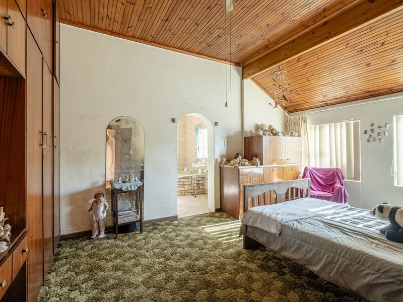 House For Sale in Richmond Hill - Photo 4
