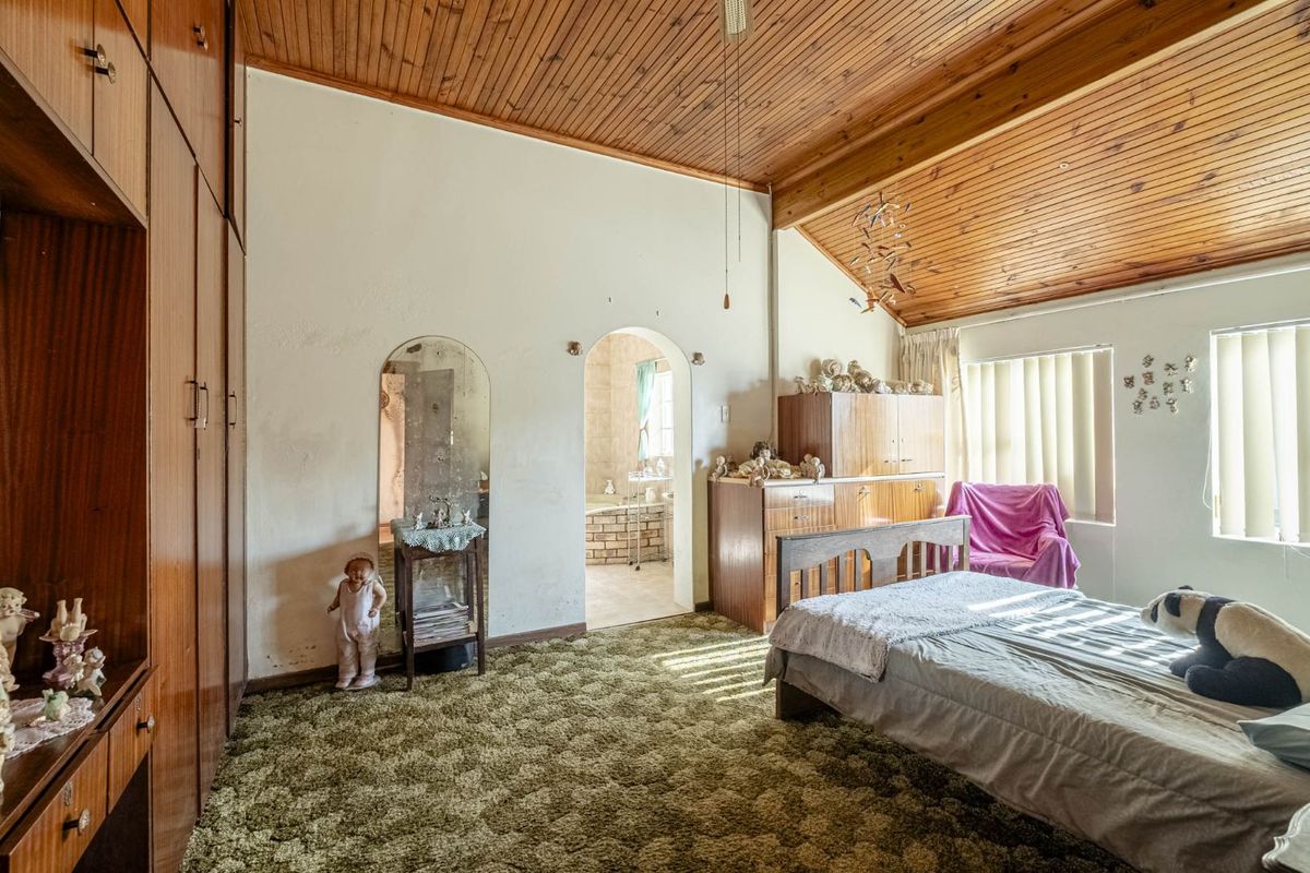 House For Sale in Richmond Hill - Photo 4