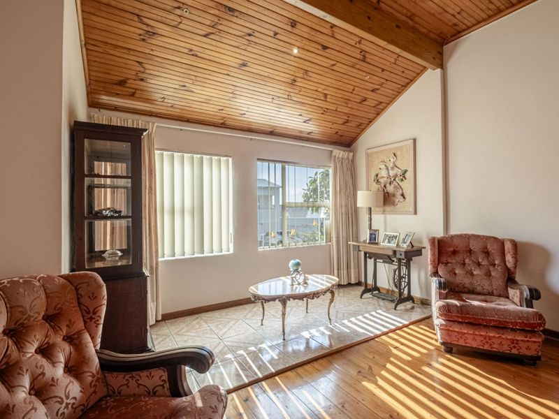House For Sale in Richmond Hill - Photo 1