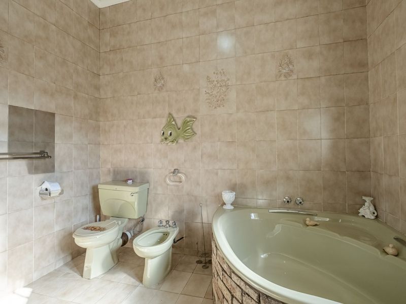House For Sale in Richmond Hill - Photo 6