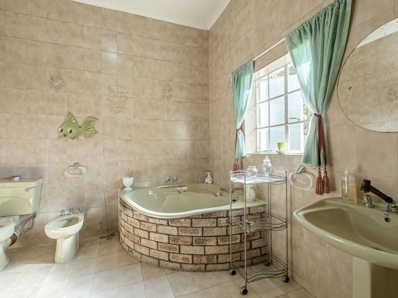 House For Sale in Richmond Hill - Photo 5