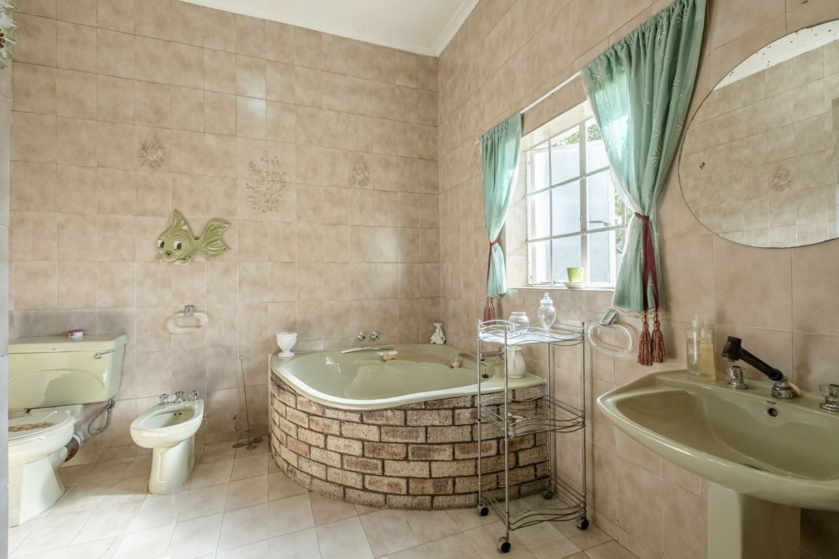 House For Sale in Richmond Hill - Photo 5