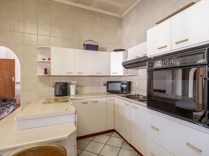 House For Sale in Richmond Hill - Photo 9