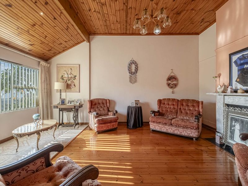 House For Sale in Richmond Hill - Photo 2