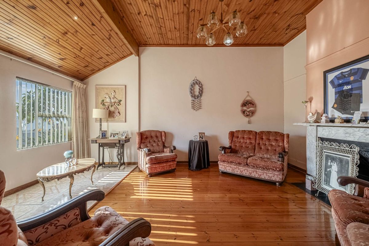 House For Sale in Richmond Hill - Photo 2