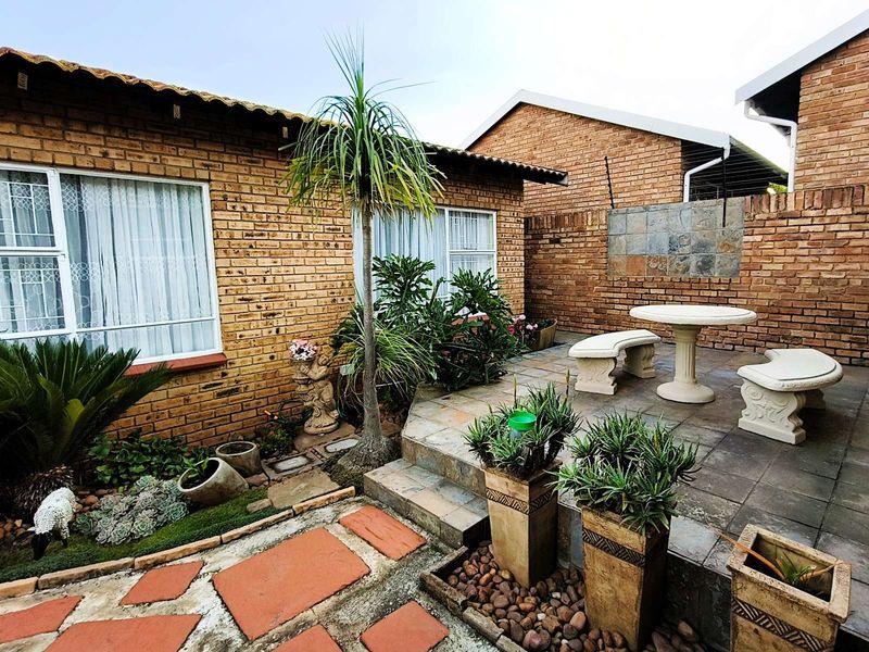 House For Sale in Rangeview - Photo 2