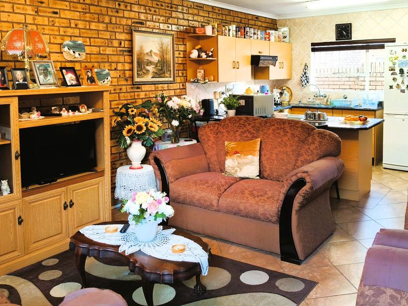 House For Sale in Rangeview - Photo 6