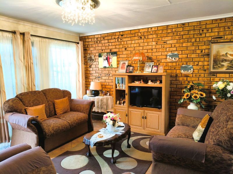 House For Sale in Rangeview - Photo 5