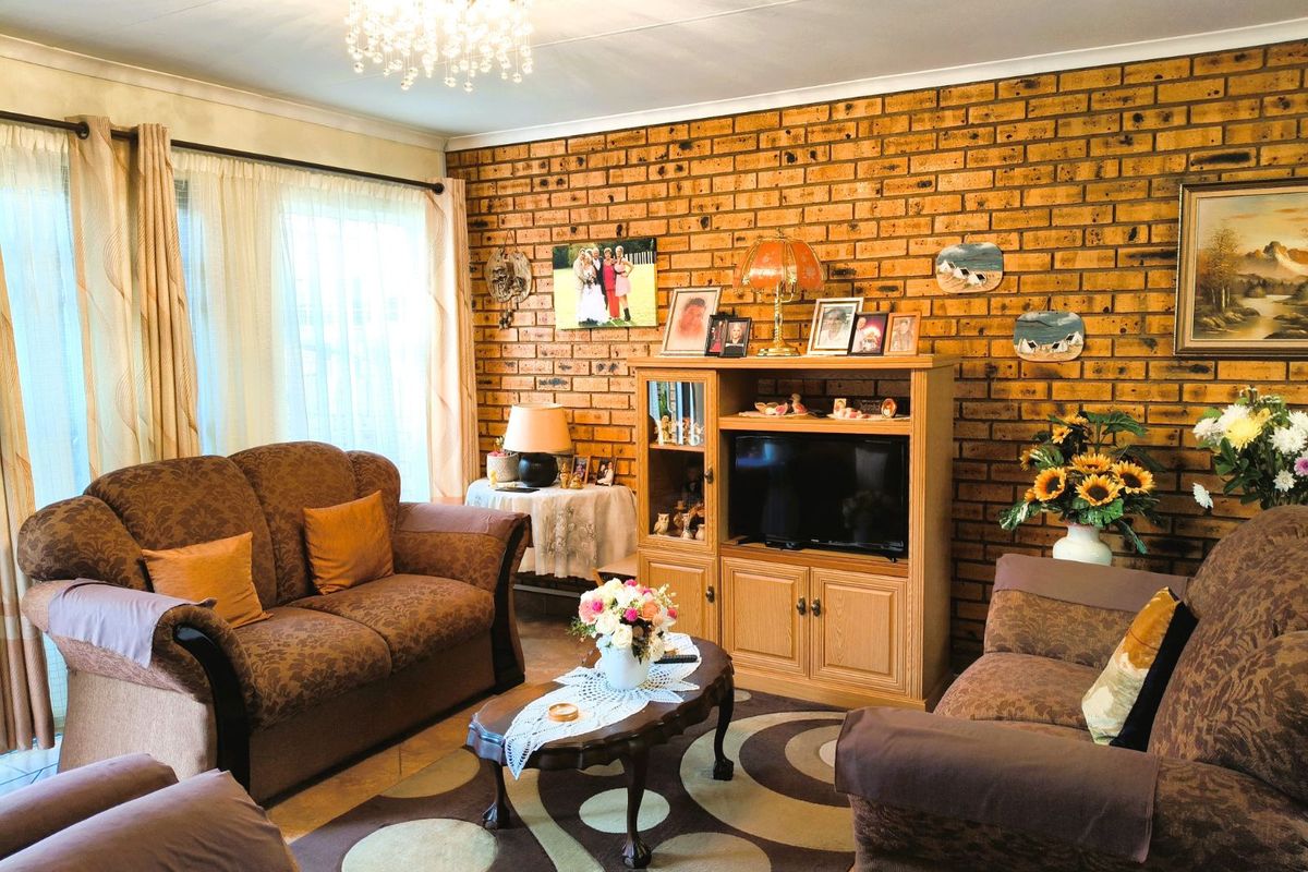 House For Sale in Rangeview - Photo 5