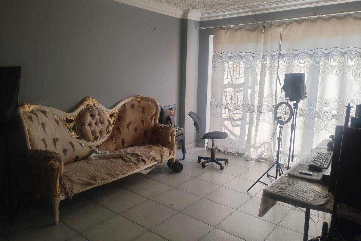 House For Sale in Silverton - Photo 3