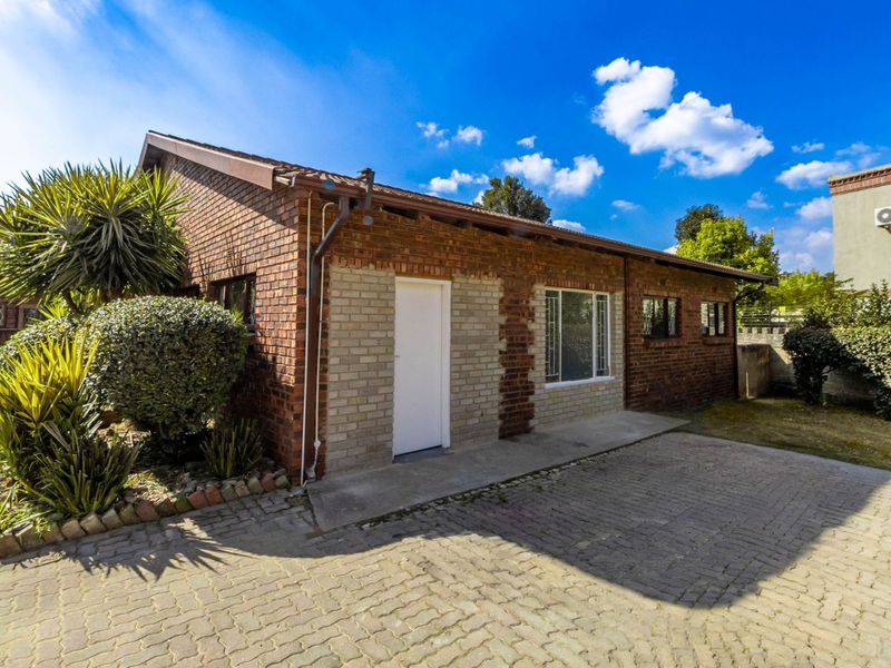 Apartment To Rent in North Riding - Photo 1