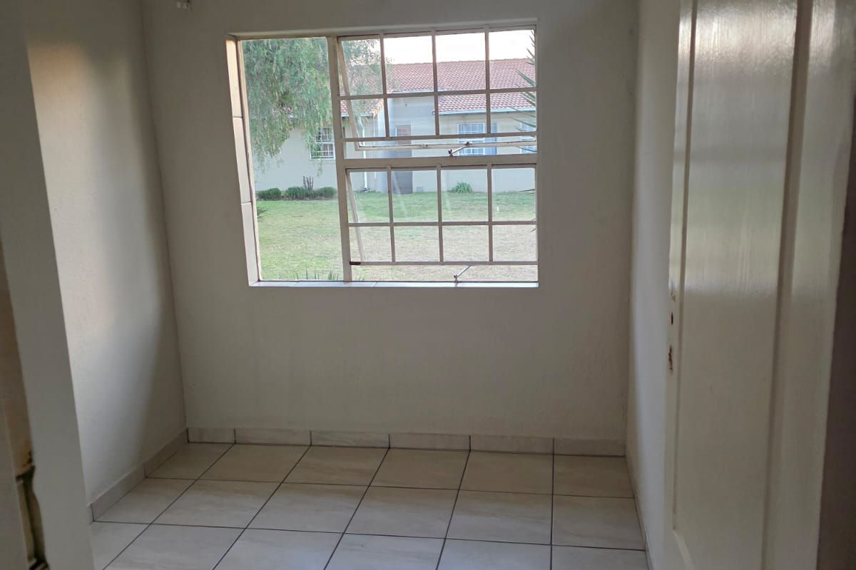 Townhouse To Rent in Elspark - Photo 4