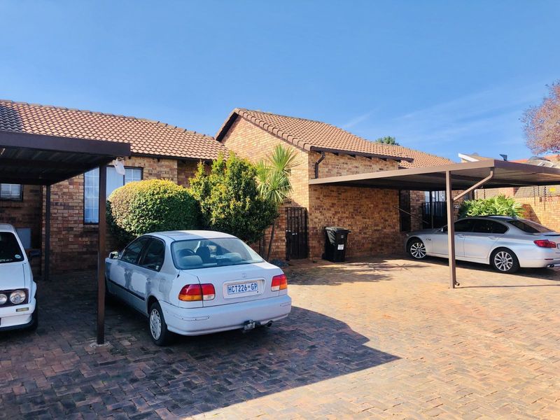 Townhouse For Sale in Strubensvallei - Photo 9