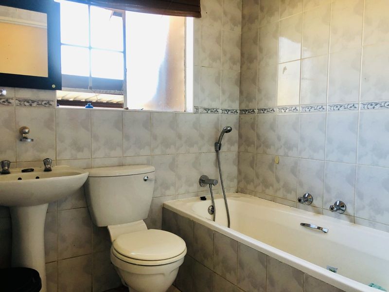 Townhouse For Sale in Strubensvallei - Photo 8