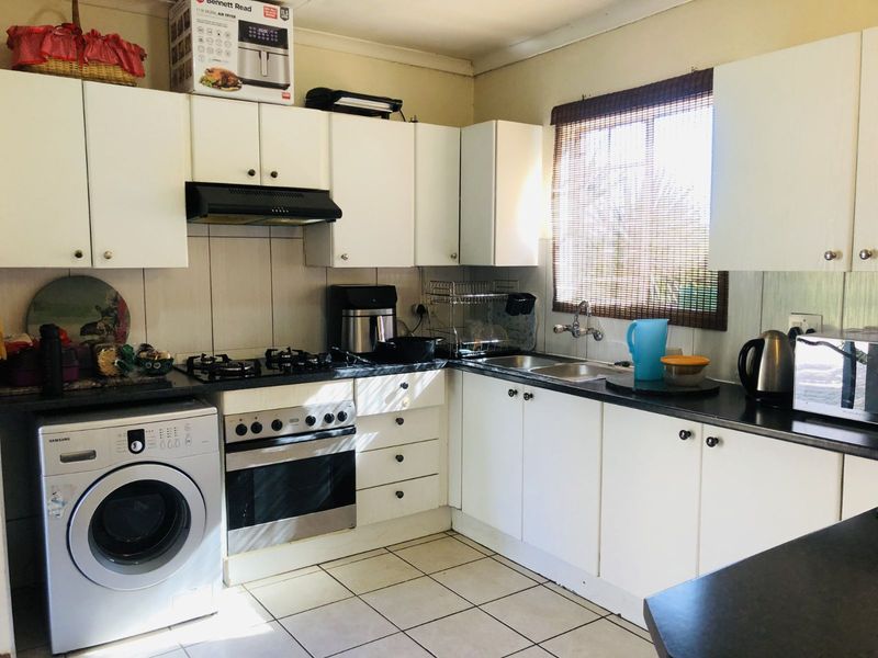 Townhouse For Sale in Strubensvallei - Photo 2