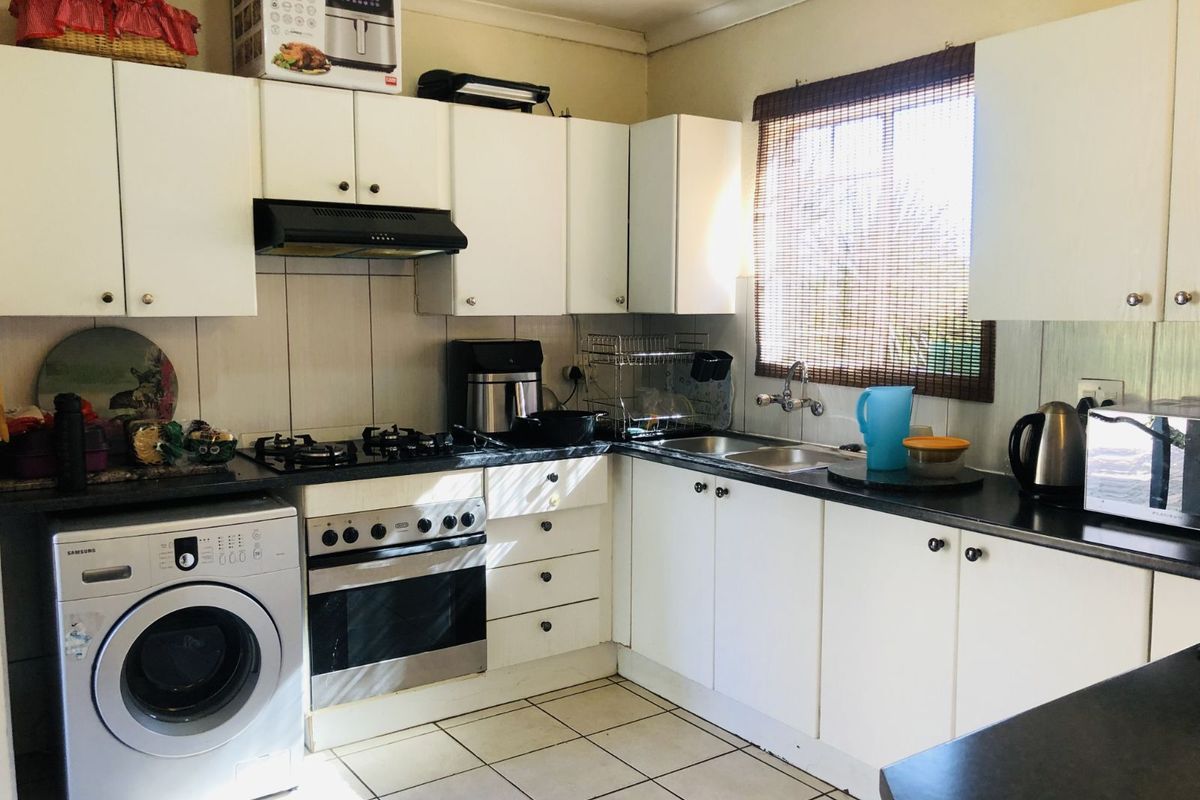 Townhouse For Sale in Strubensvallei - Photo 2