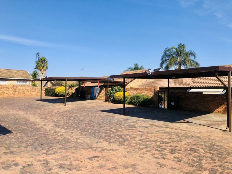 Townhouse For Sale in Strubensvallei - Photo 4