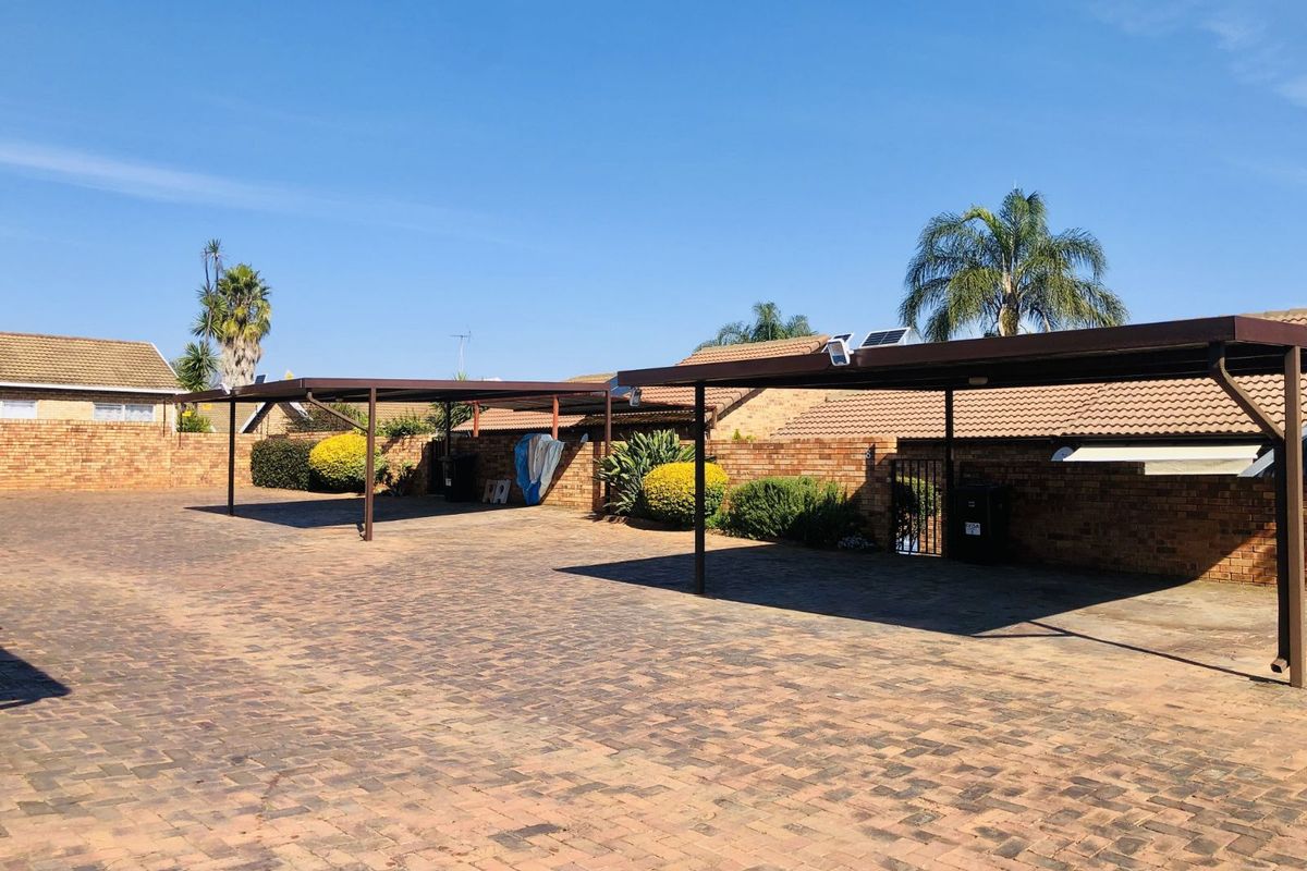 Townhouse For Sale in Strubensvallei - Photo 4