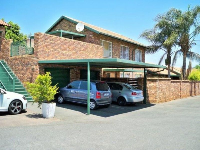 Townhouse For Sale in Rooihuiskraal North - Photo 2
