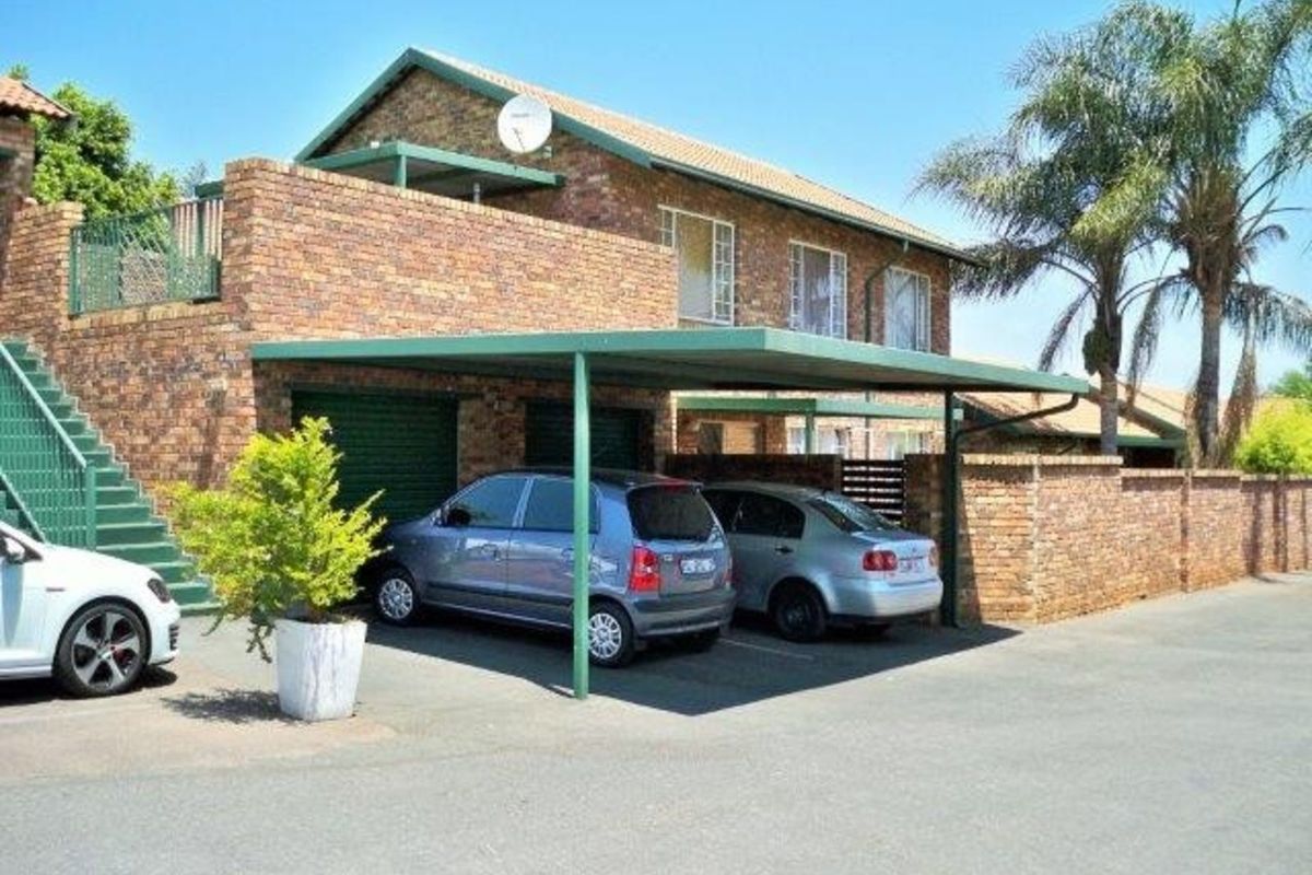 Townhouse For Sale in Rooihuiskraal North - Photo 2