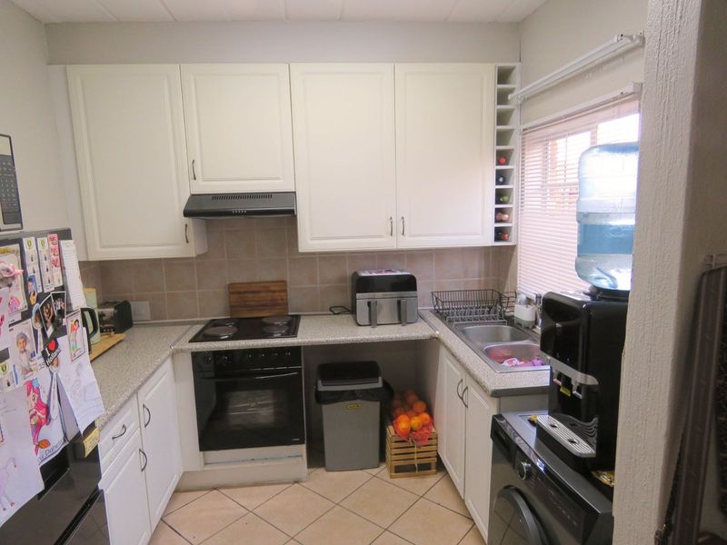 Townhouse For Sale in Rooihuiskraal North - Photo 6