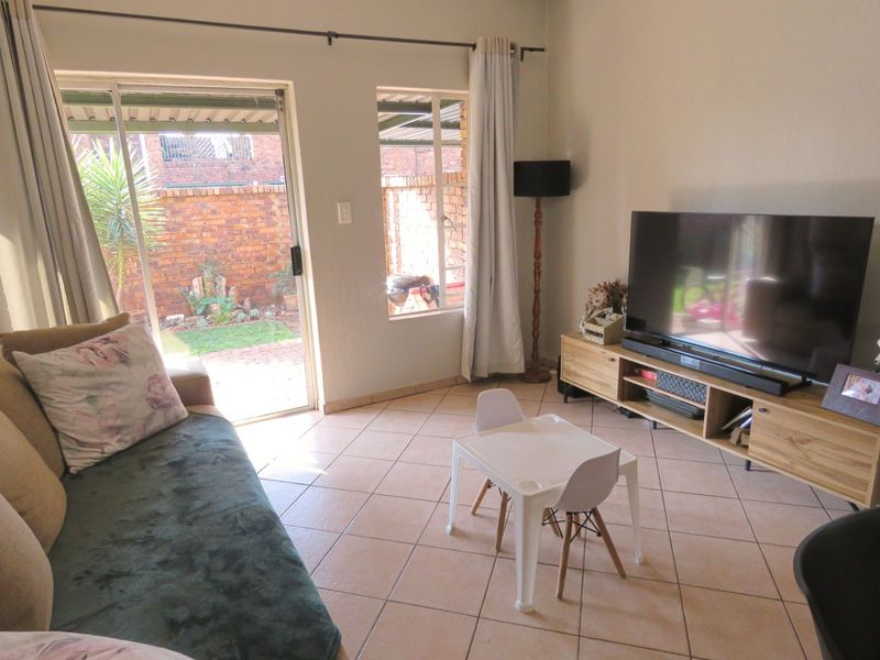 Townhouse For Sale in Rooihuiskraal North - Photo 4