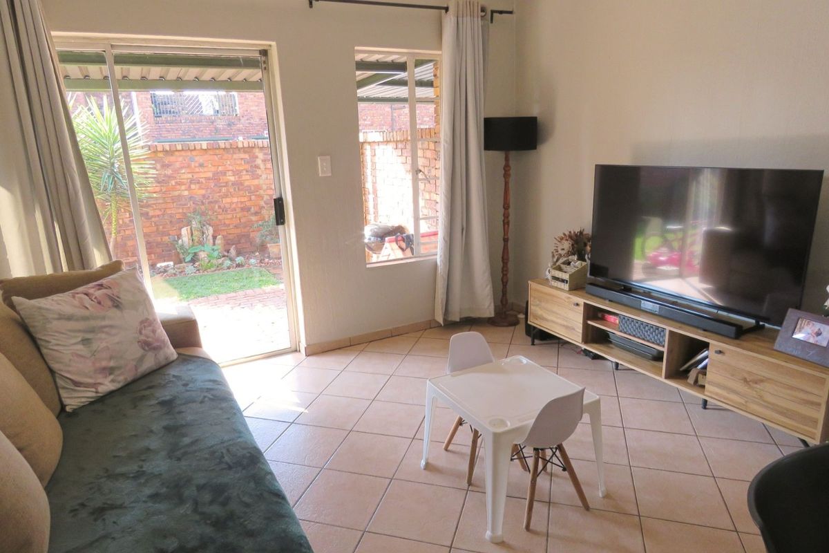 Townhouse For Sale in Rooihuiskraal North - Photo 4