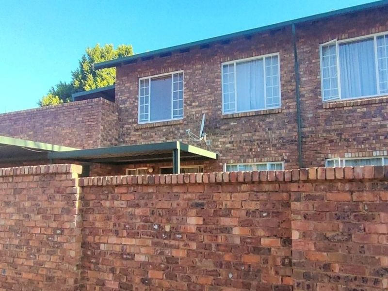 Townhouse For Sale in Rooihuiskraal North - Photo 1