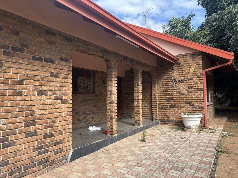 House For Sale in Ivy Park - Photo 1