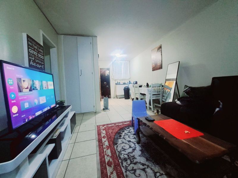 Apartment For Sale in Sunnyside - Photo 2
