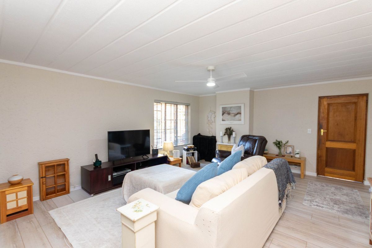 House For Sale in Paulshof - Photo 4