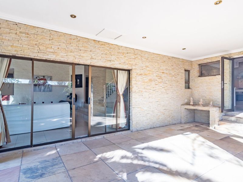 House For Sale in Bryanston - Photo 2