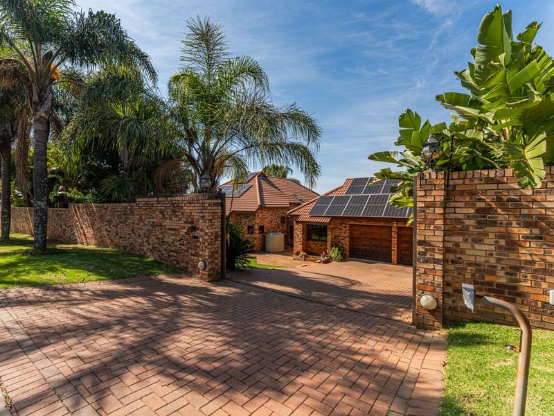 House For Sale in Northcliff - Photo 2