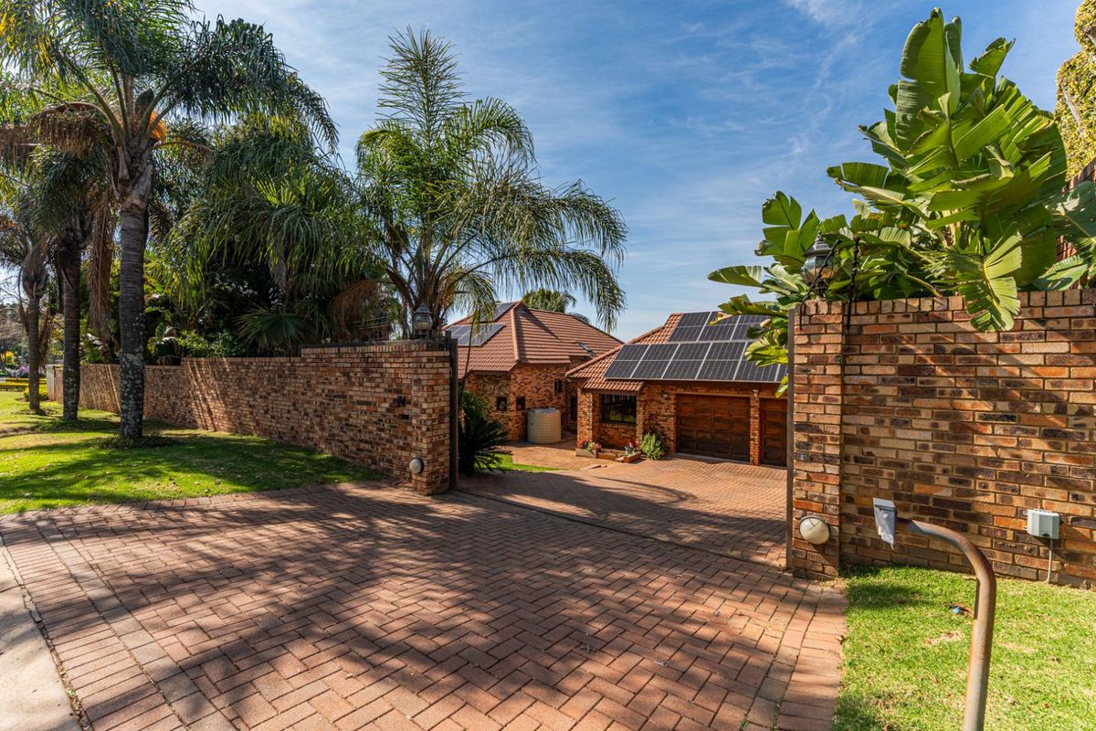 House For Sale in Northcliff - Photo 2