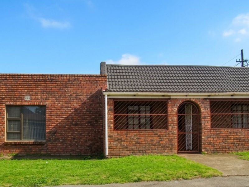 House For Sale in Uitenhage Central - Photo 1