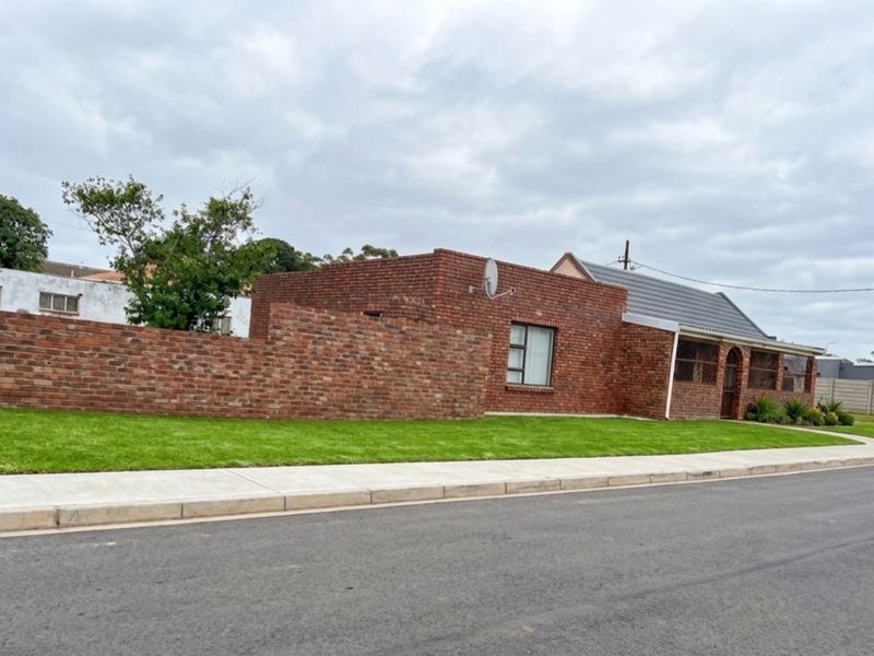 House For Sale in Uitenhage Central - Photo 2