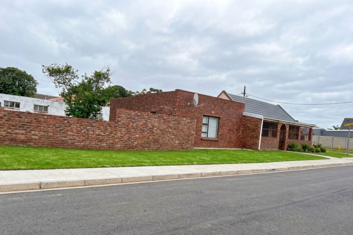 House For Sale in Uitenhage Central - Photo 2