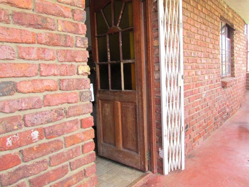 House For Sale in Uitenhage Central - Photo 3