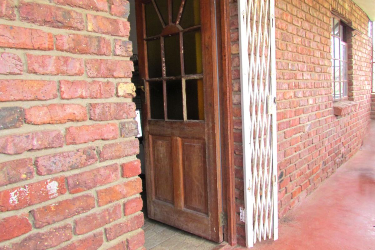 House For Sale in Uitenhage Central - Photo 3