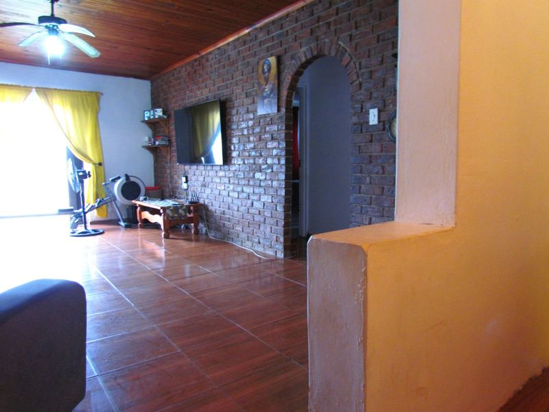 House For Sale in Uitenhage Central - Photo 8