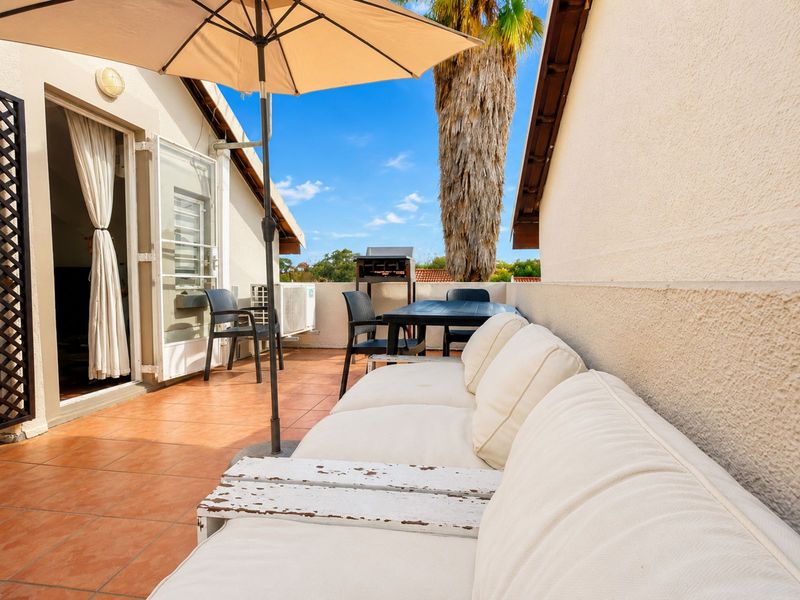 Townhouse For Sale in Douglasdale - Photo 4